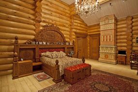 Деревянный резной дом