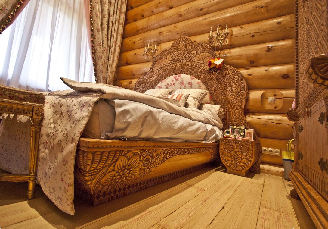 Деревянный резной дом