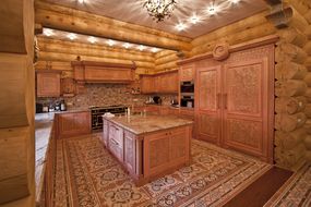 Деревянный резной дом