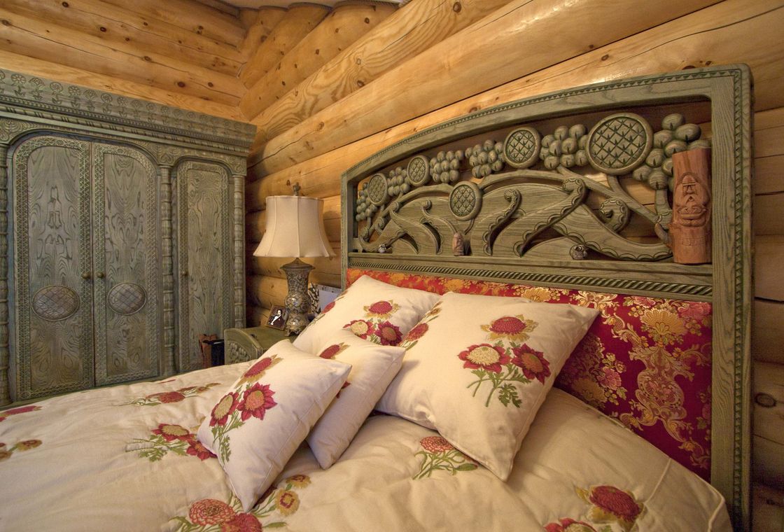 Деревянный резной дом