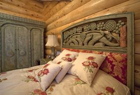 Деревянный резной дом